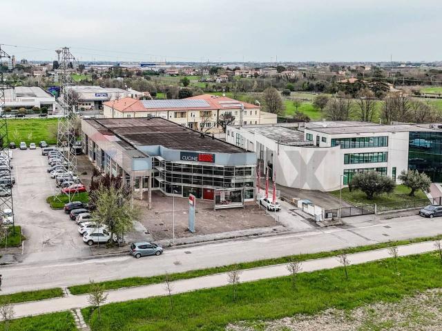 Locale Commerciale in vendita a Unione di comuni Valmarecchia, Santarcangelo Di