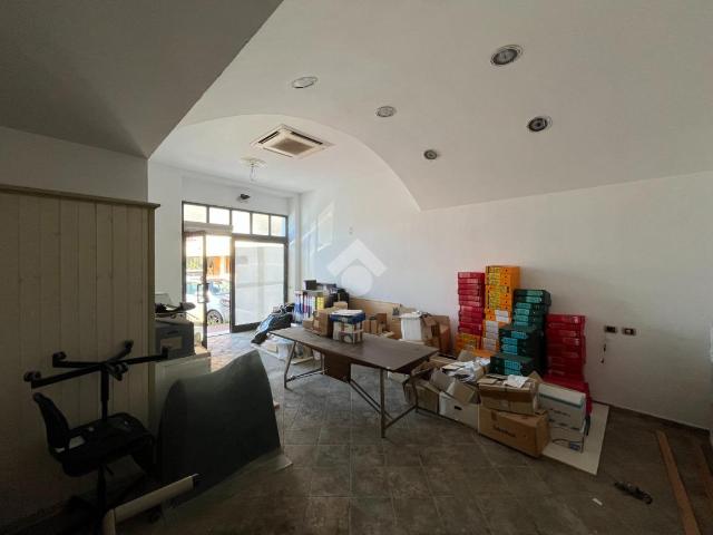 Locale Commerciale in vendita a Sarzana, Liguria