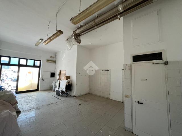 Locale Commerciale in vendita a Sarzana, Liguria