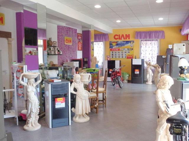 Locale Commerciale in vendita a Unione dei comuni del Distretto Ceramico, Sassuolo