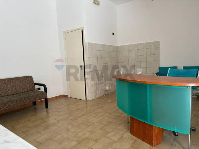 Locale Commerciale in vendita a Scapoli, Molise