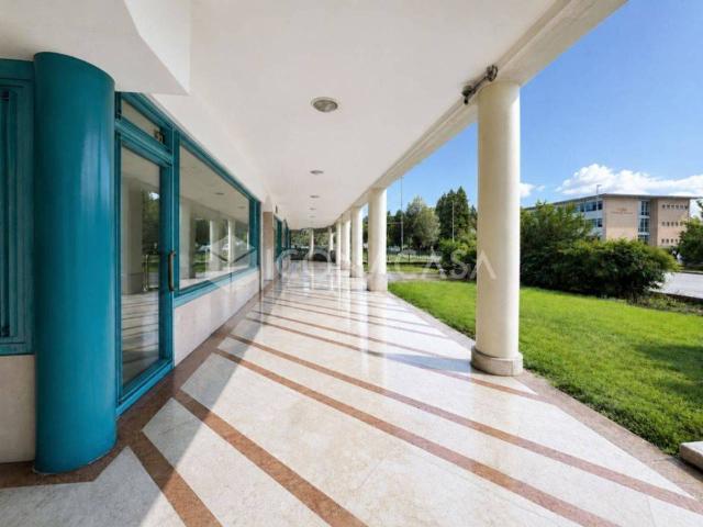 Locale Commerciale in vendita a Schio, Veneto