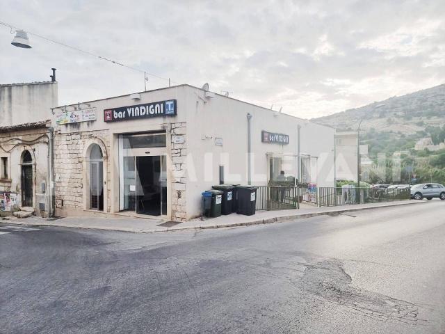 Locale Commerciale in vendita a Balata, Cava D'aliga