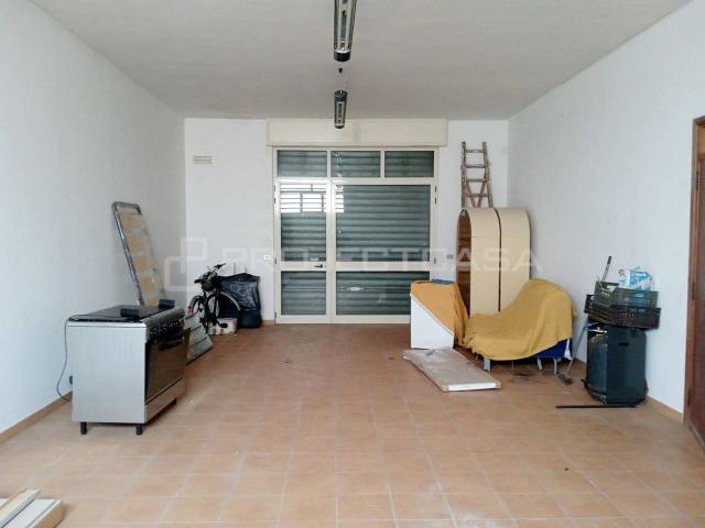 Locale Commerciale in vendita a Puglia, Lecce