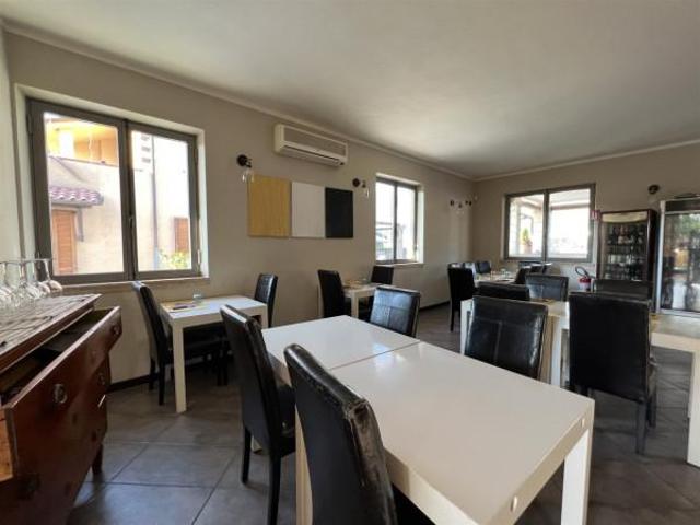 Locale Commerciale in vendita a Azzano, Seravezza