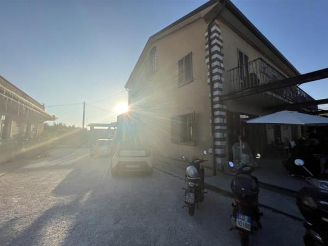 Locale Commerciale in vendita a Azzano, Seravezza