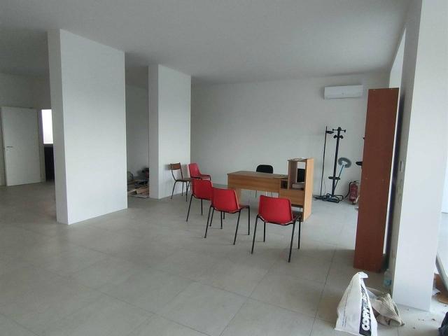 Locale Commerciale in vendita a Zambra, Sesto Fiorentino