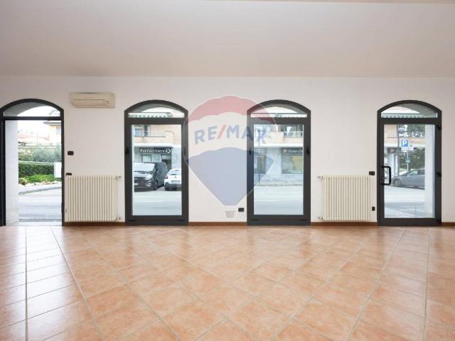 Locale Commerciale in vendita a Altopiano di Seveso, Seveso