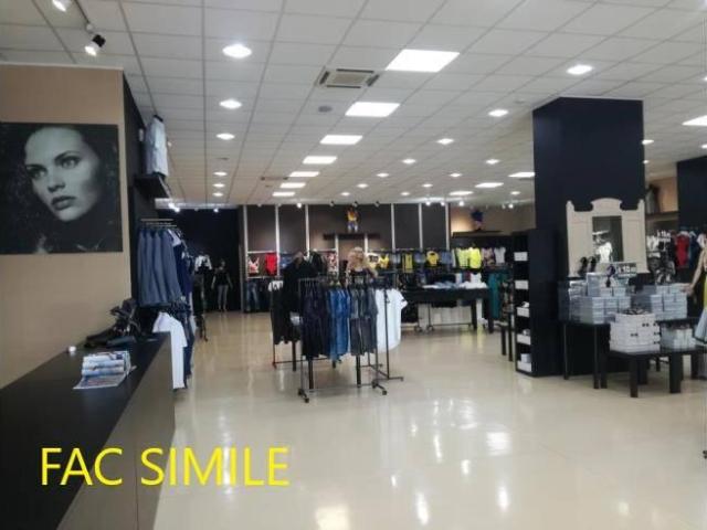Locale Commerciale in vendita a Signa, Toscana
