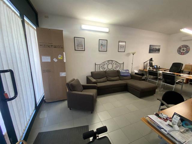 Locale Commerciale in vendita a Signa, Toscana