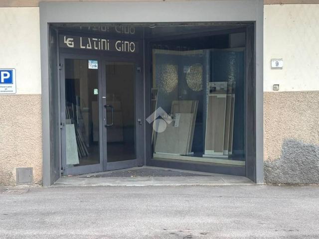 Locale Commerciale in vendita a Signa, Toscana