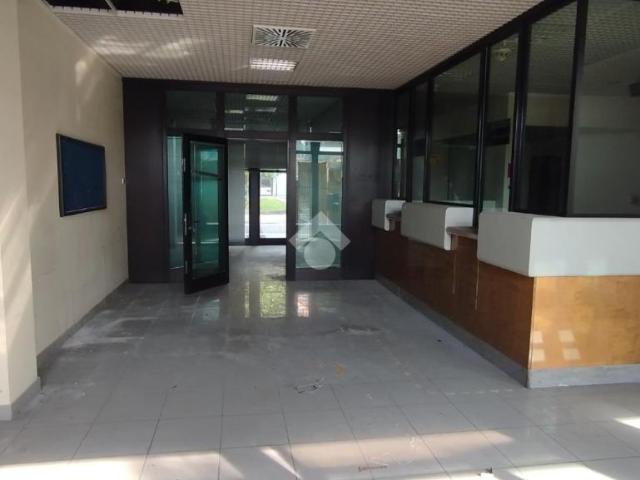 Locale Commerciale in vendita a Solaro, Lombardia