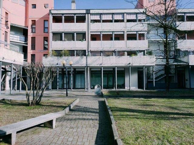 Locale Commerciale in vendita a Solaro, Lombardia