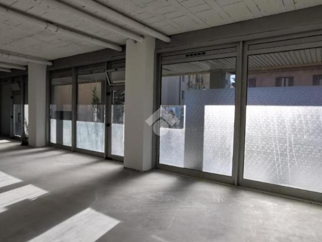 Locale Commerciale in vendita a Solaro, Lombardia