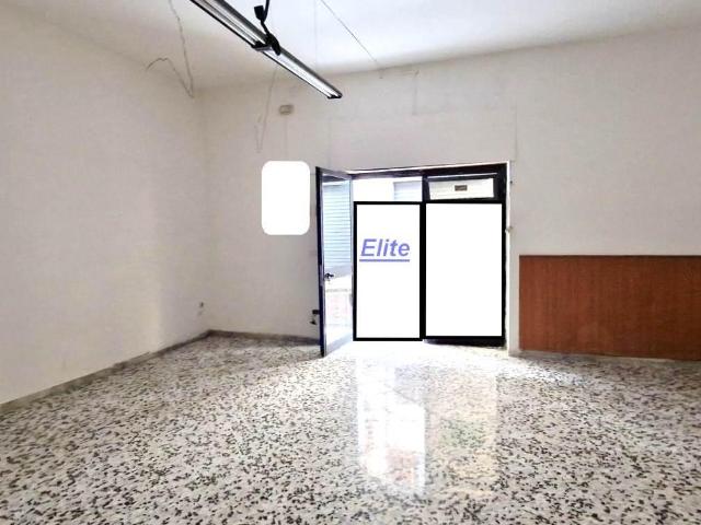 Locale Commerciale in vendita a Solofra, Campania