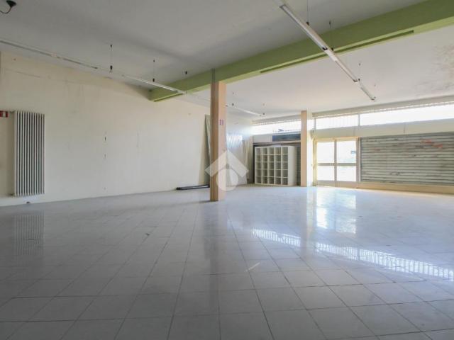 Locale Commerciale in vendita a Solza, Lombardia