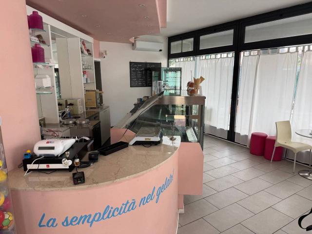 Locale Commerciale in vendita a Sommacampagna, Veneto