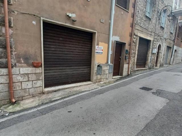 Locale Commerciale in vendita a Sonnino, Lazio