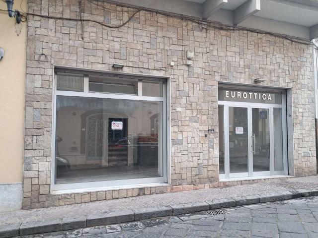 Locale Commerciale in vendita a Sparanise, Campania