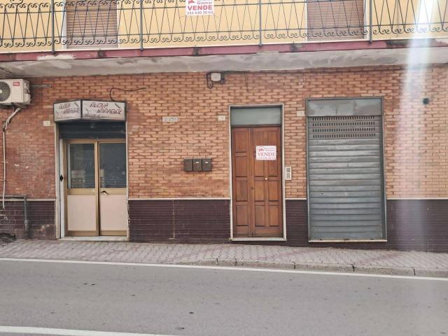 Locale Commerciale in vendita a Sparanise, Campania