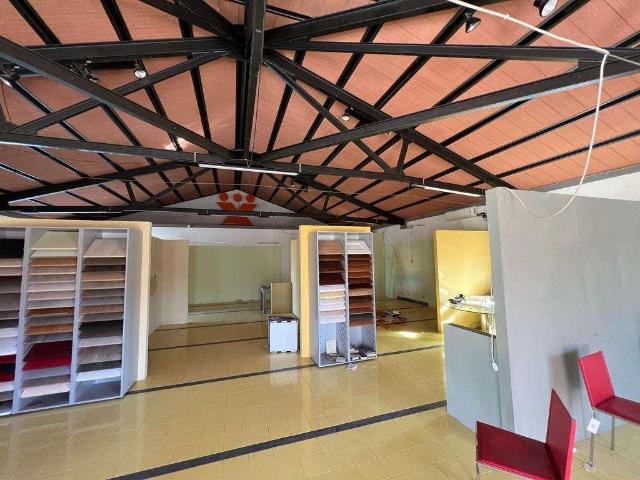 Locale Commerciale in vendita a Spoleto, Umbria