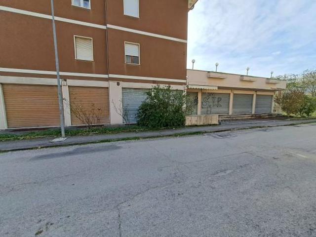 Locale Commerciale in vendita a Spoleto, Umbria