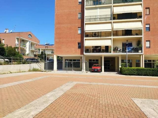 Locale Commerciale in vendita a Villa Raspa, Spoltore