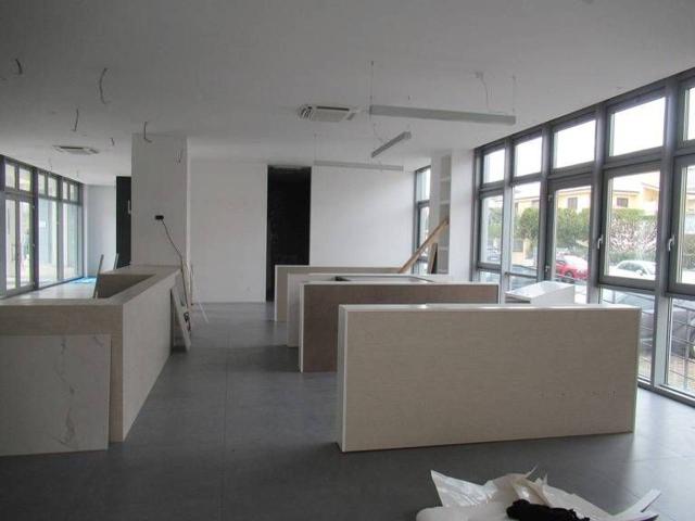 Locale Commerciale in vendita a Villa Raspa, Spoltore