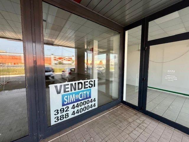 Locale Commerciale in vendita a Susegana, Veneto
