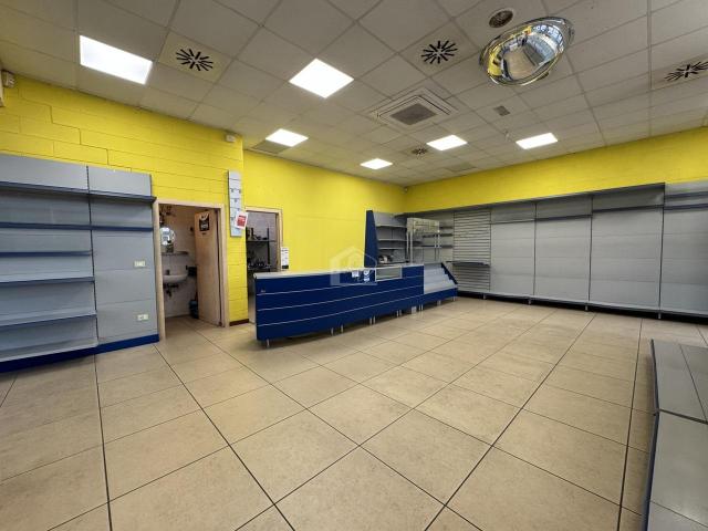 Locale Commerciale in vendita a Suzzara, Mantova