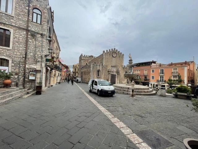 Locale Commerciale in vendita a Taormina, Sicilia