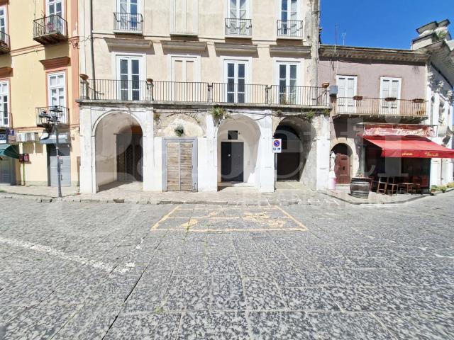 Locale Commerciale in vendita a Teano, Campania