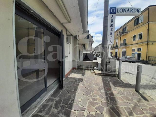Locale Commerciale in vendita a Teano, Campania