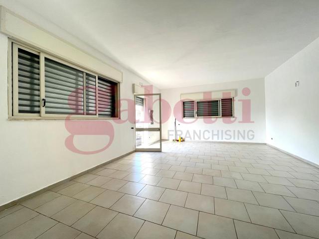 Locale Commerciale in vendita a Telese Terme, Campania