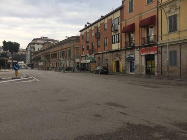 Locale Commerciale in vendita a Scapriano, Teramo