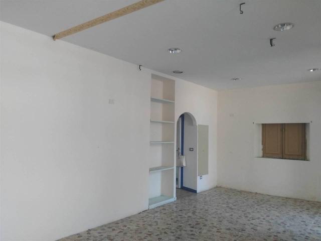 Locale Commerciale in vendita a Terni, Umbria