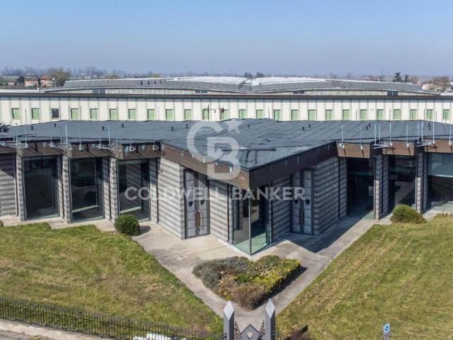Locale Commerciale in affitto a Unione Alto Ferrarese, Reggio Emilia