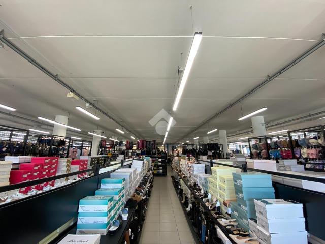 Locale Commerciale in vendita a Tombolo, Veneto
