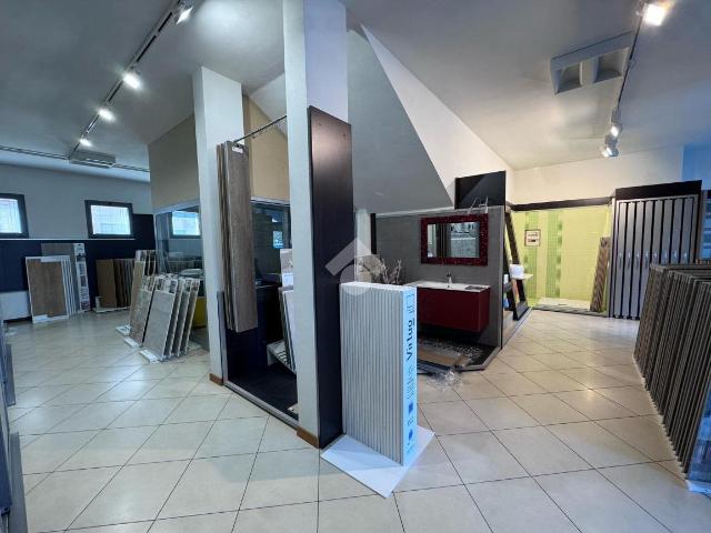 Locale Commerciale in vendita a Tombolo, Veneto
