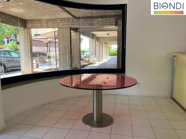 Locale Commerciale in vendita a Torre Boldone, Lombardia