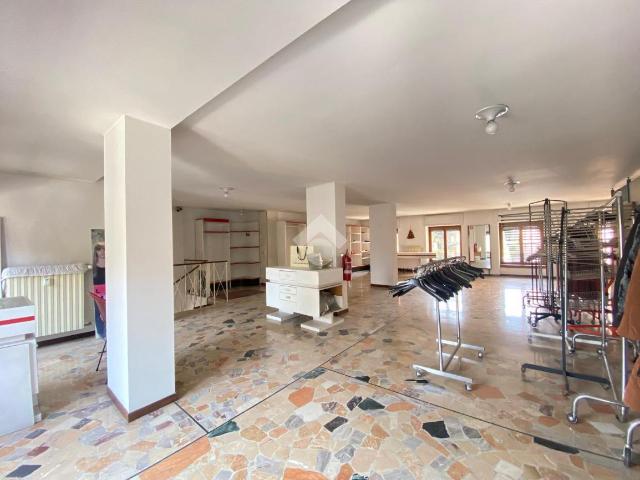 Locale Commerciale in vendita a Torre Boldone, Lombardia