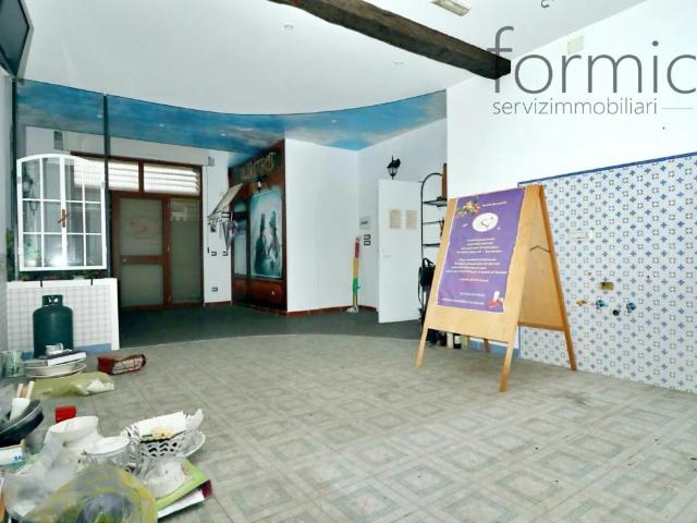 Locale Commerciale in vendita a Sant'Antonio, Torre Del Greco