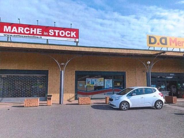 Locale Commerciale in vendita a Mornico Losana, Lombardia