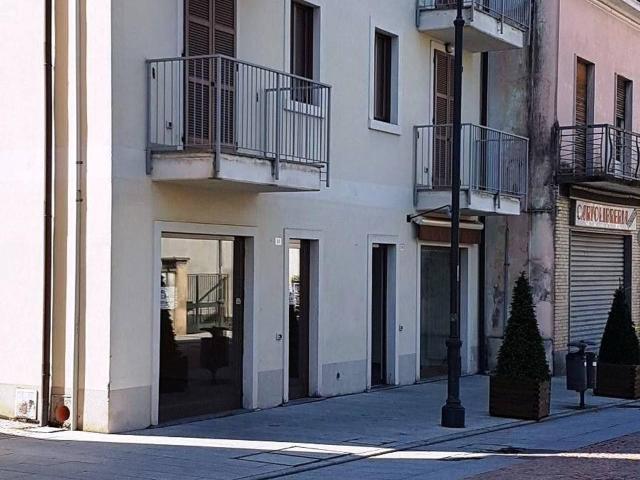 Locale Commerciale in vendita a Tradate, Lombardia