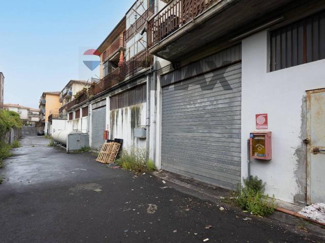 Locale Commerciale in vendita a Tremestieri Etneo, Sicilia