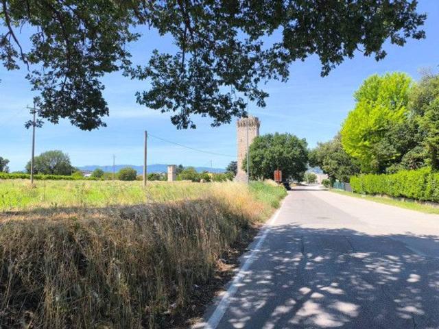 Locale Commerciale in vendita a Trevi, Umbria