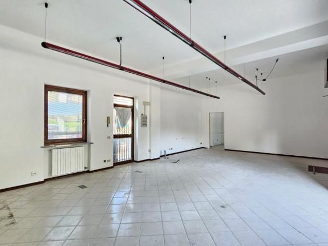 Locale Commerciale in vendita a Treviglio, Lombardia