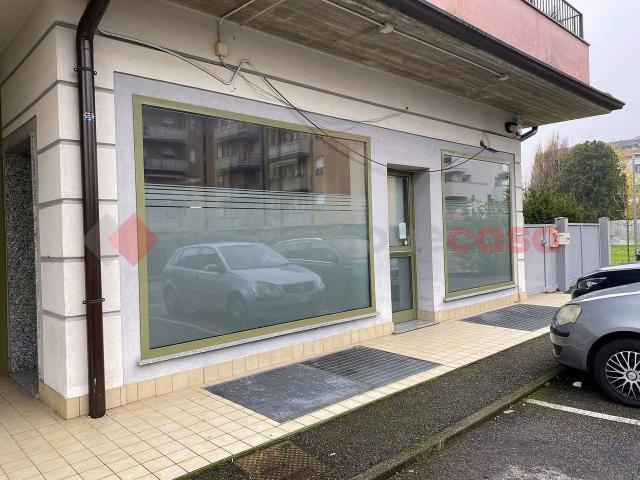 Locale Commerciale in vendita a Geromìna, Treviglio