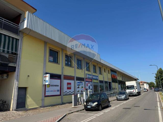 Locale Commerciale in vendita a Treviglio, Lombardia