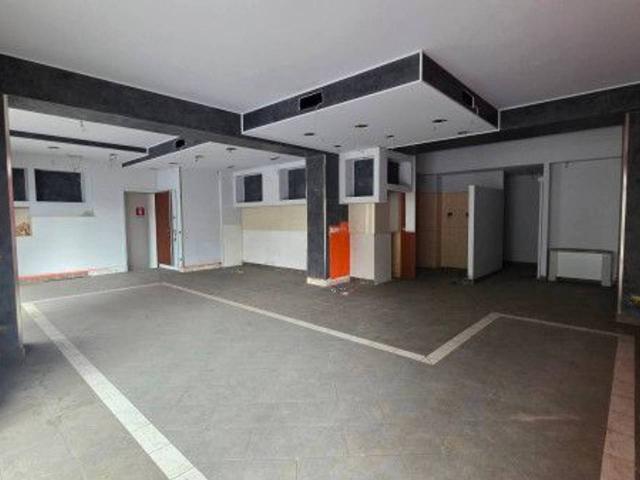 Locale Commerciale in vendita a Treviglio, Lombardia